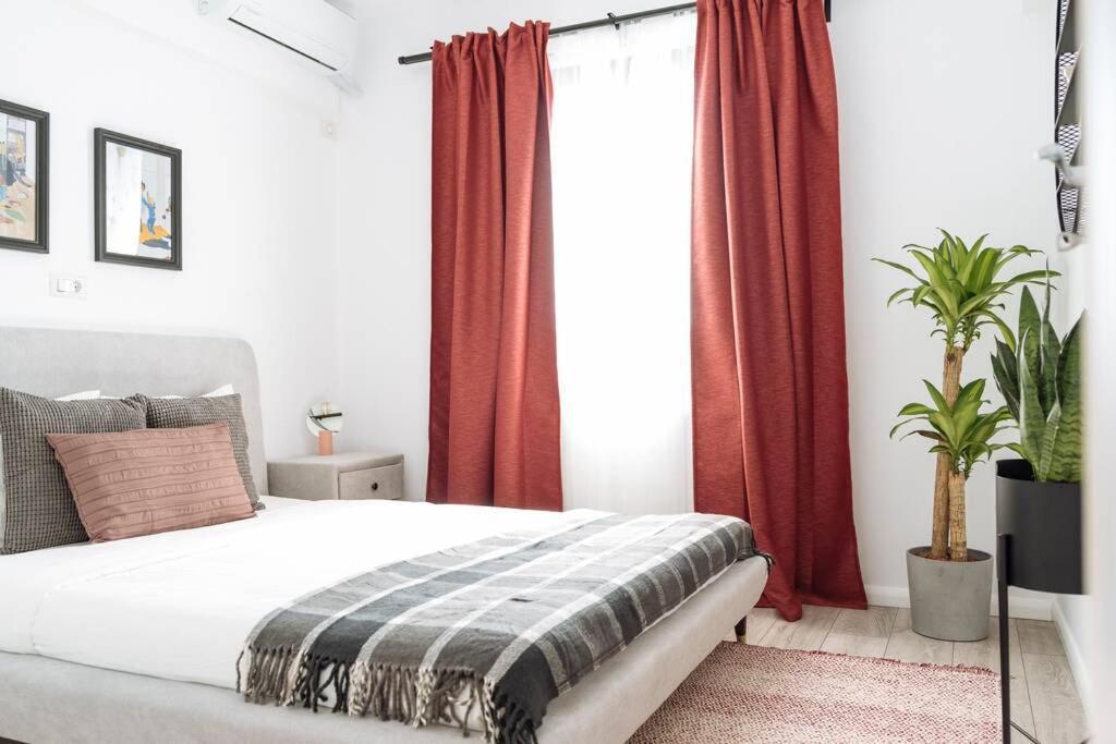 Sunny 2Br Flat - Old Town View Appartement Boekarest Buitenkant foto