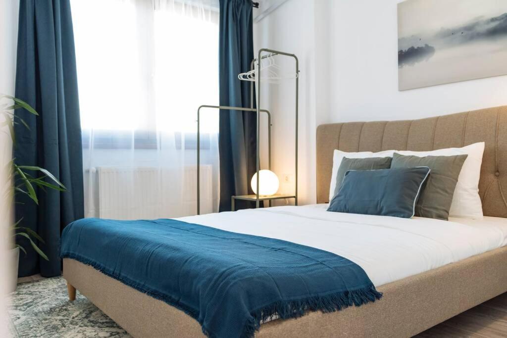 Sunny 2Br Flat - Old Town View Appartement Boekarest Buitenkant foto