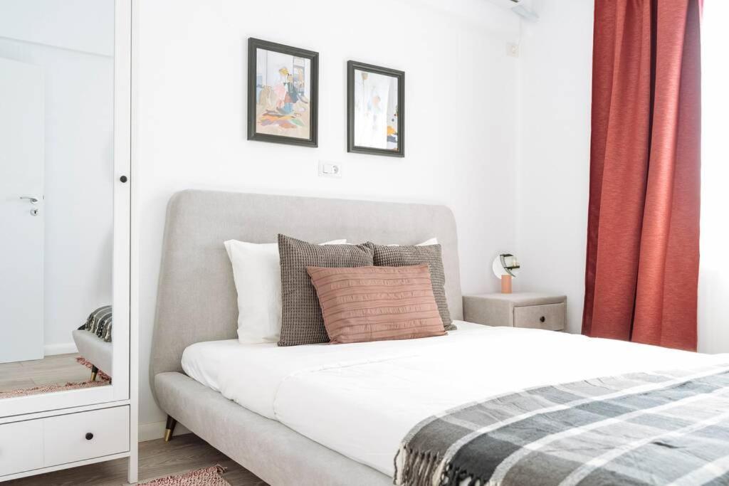 Sunny 2Br Flat - Old Town View Appartement Boekarest Buitenkant foto