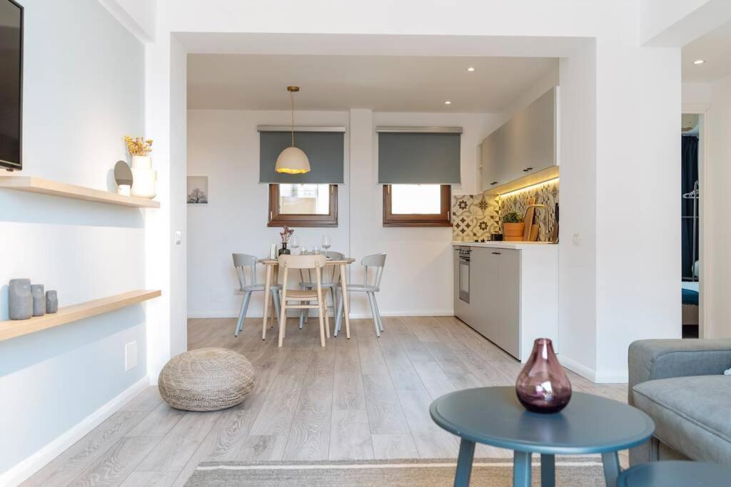 Sunny 2Br Flat - Old Town View Appartement Boekarest Buitenkant foto