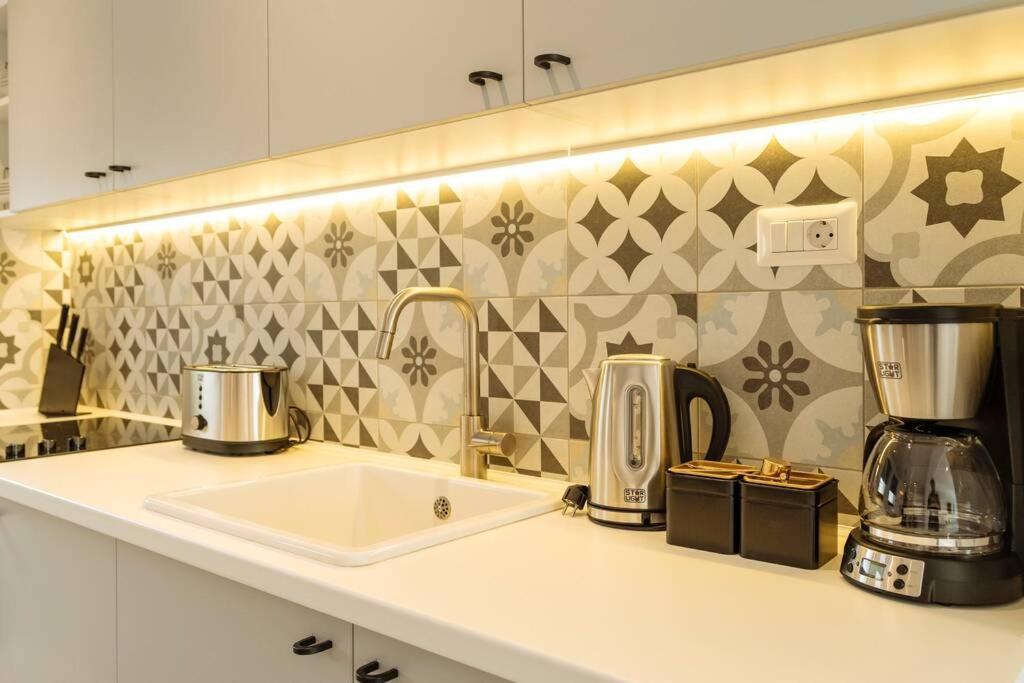 Sunny 2Br Flat - Old Town View Appartement Boekarest Buitenkant foto