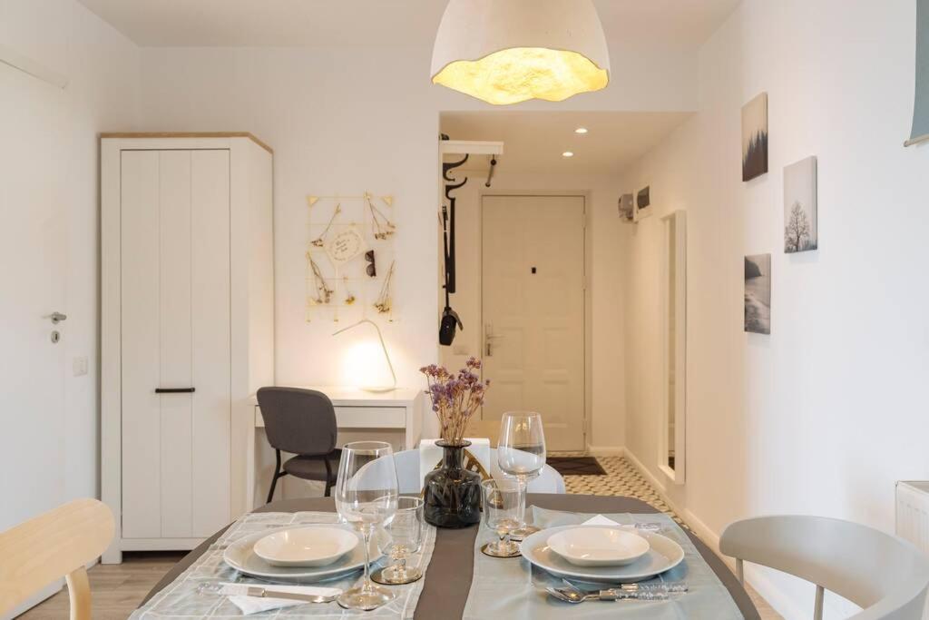 Sunny 2Br Flat - Old Town View Appartement Boekarest Buitenkant foto