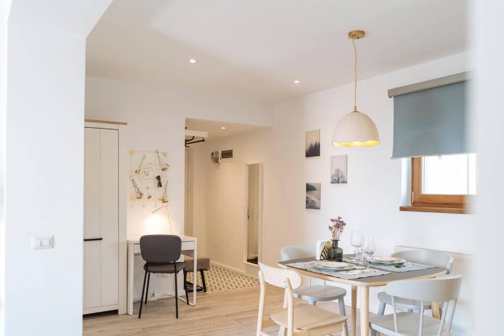 Sunny 2Br Flat - Old Town View Appartement Boekarest Buitenkant foto