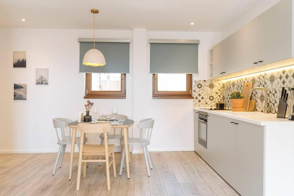 Sunny 2Br Flat - Old Town View Appartement Boekarest Buitenkant foto