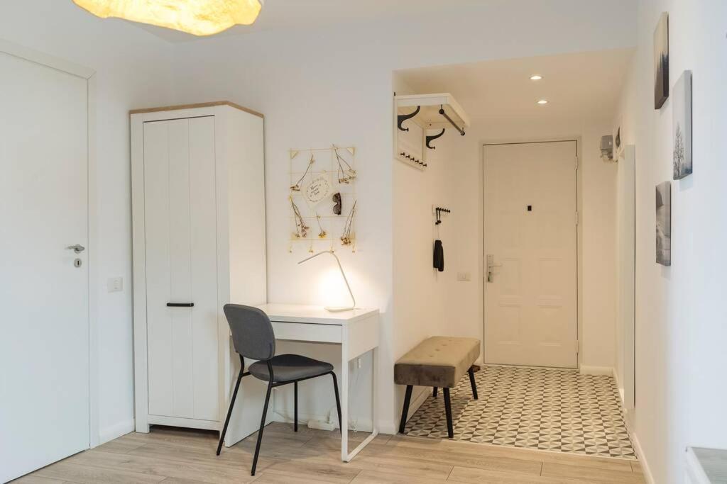 Sunny 2Br Flat - Old Town View Appartement Boekarest Buitenkant foto