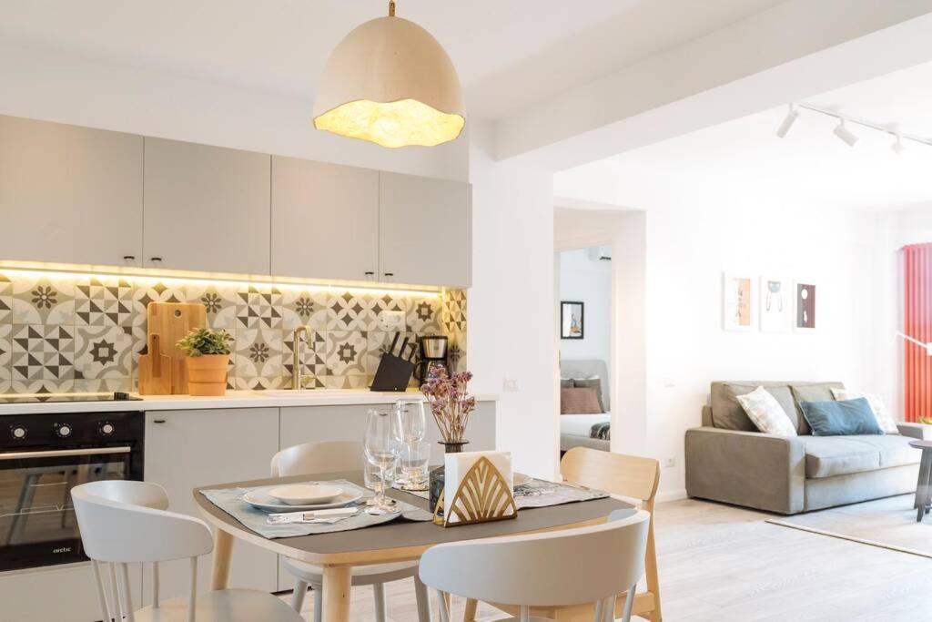 Sunny 2Br Flat - Old Town View Appartement Boekarest Buitenkant foto