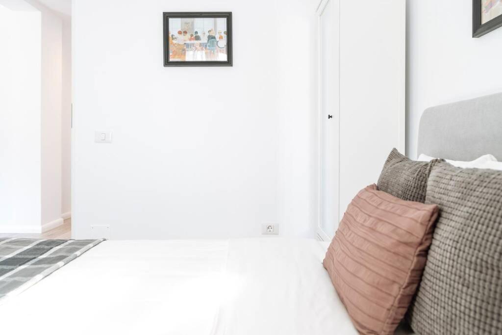 Sunny 2Br Flat - Old Town View Appartement Boekarest Buitenkant foto