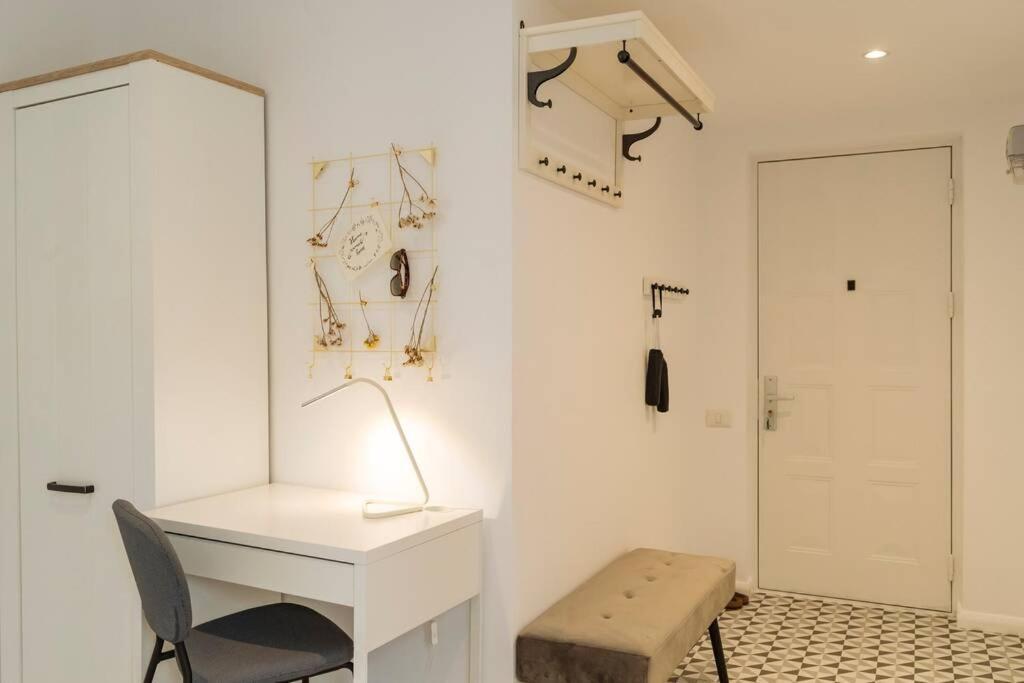 Sunny 2Br Flat - Old Town View Appartement Boekarest Buitenkant foto