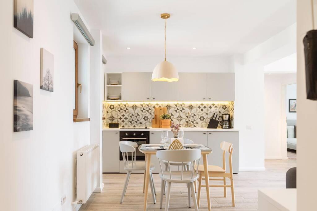 Sunny 2Br Flat - Old Town View Appartement Boekarest Buitenkant foto