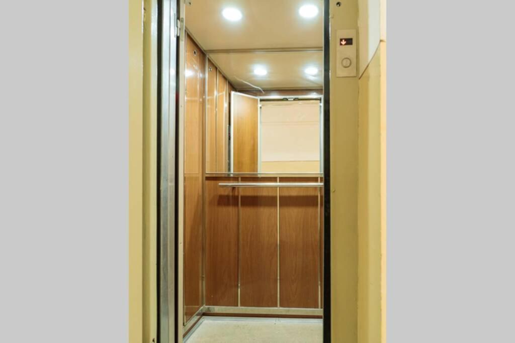 Sunny 2Br Flat - Old Town View Appartement Boekarest Buitenkant foto