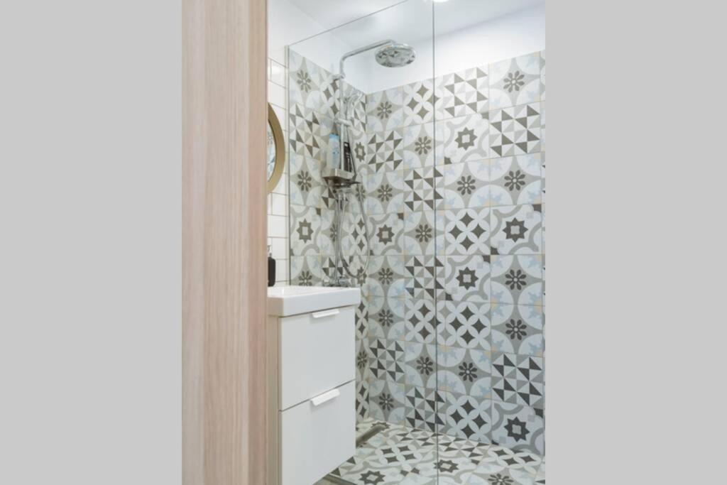 Sunny 2Br Flat - Old Town View Appartement Boekarest Buitenkant foto
