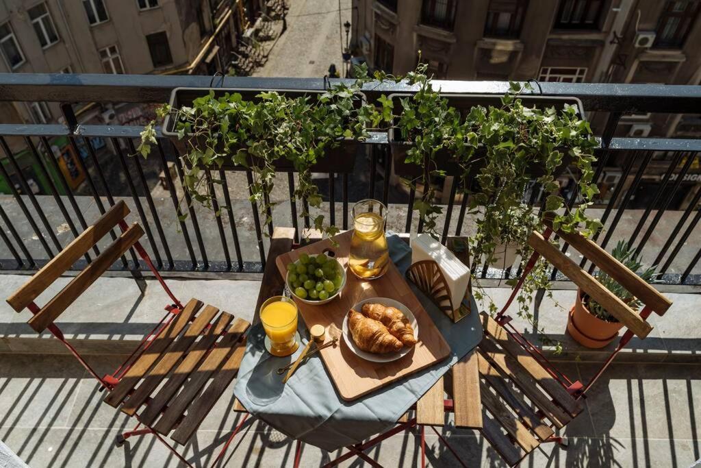 Sunny 2Br Flat - Old Town View Appartement Boekarest Buitenkant foto