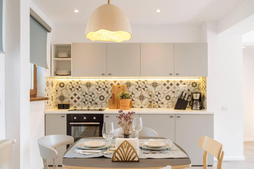 Sunny 2Br Flat - Old Town View Appartement Boekarest Buitenkant foto