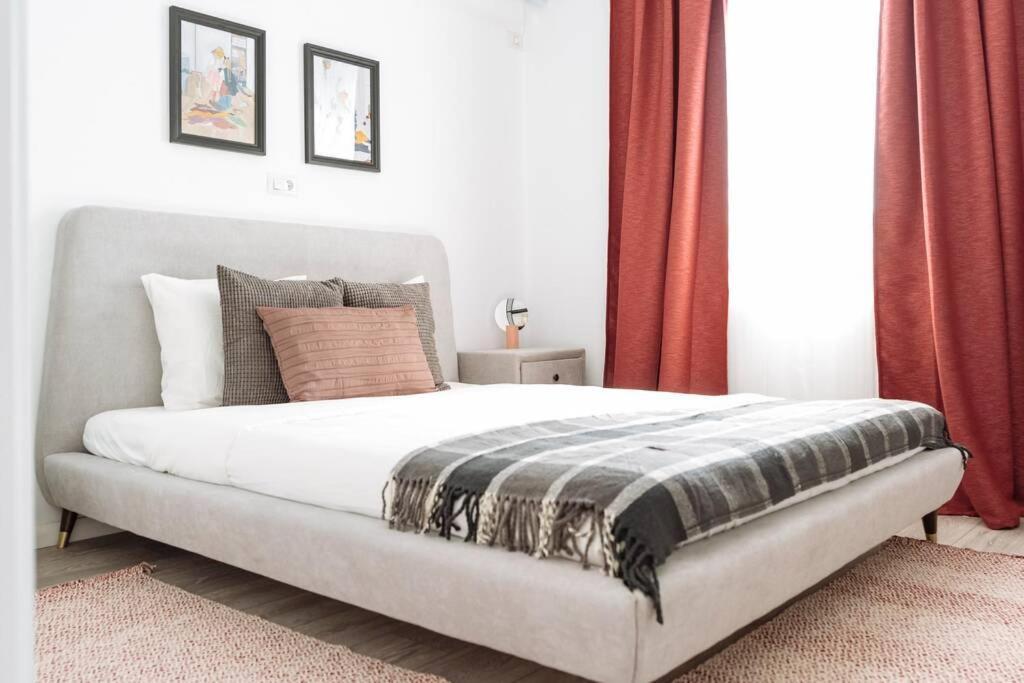 Sunny 2Br Flat - Old Town View Appartement Boekarest Buitenkant foto